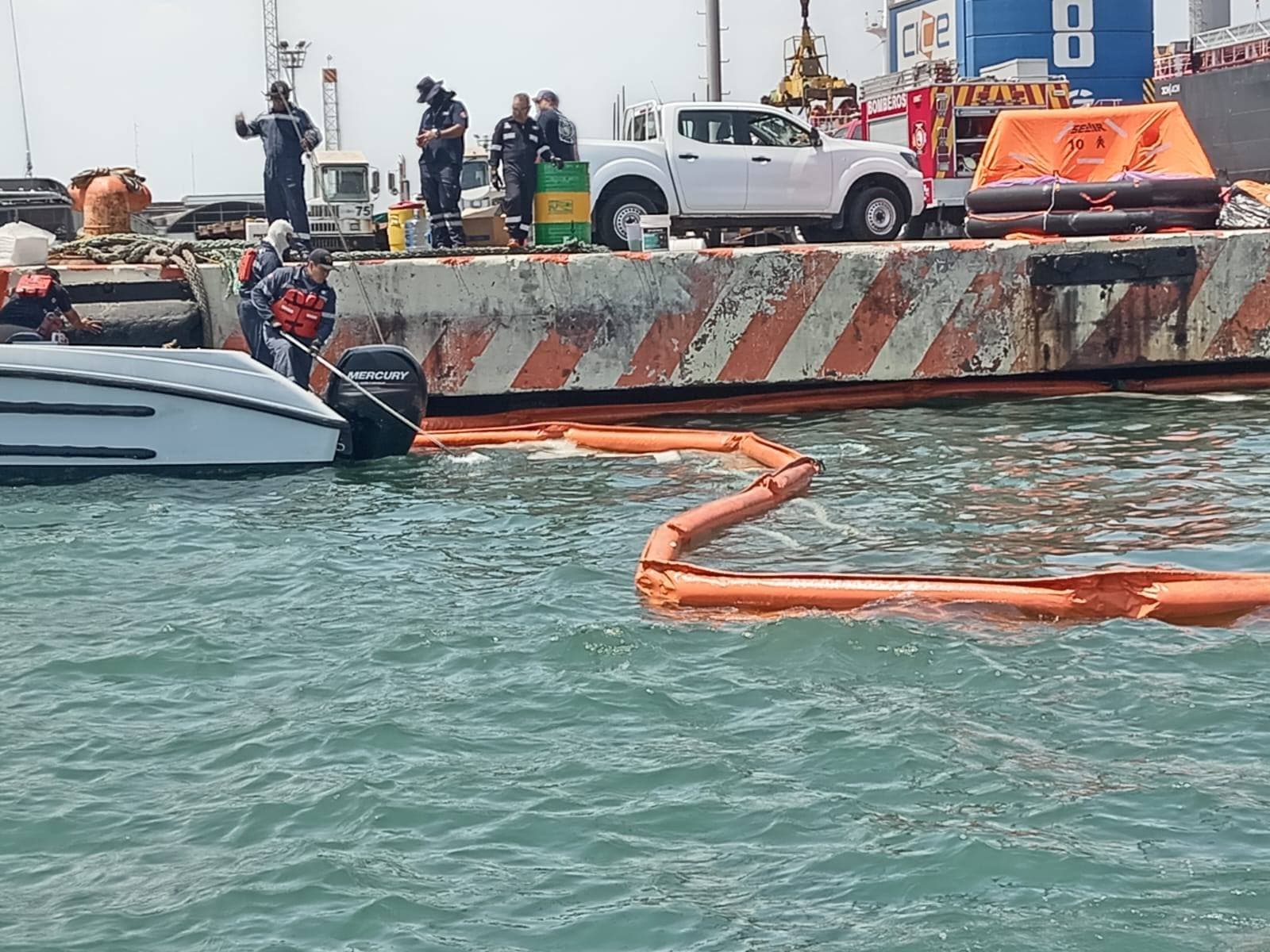 Marina contiene hidrocarburo disperso tras hundimiento de remolcador