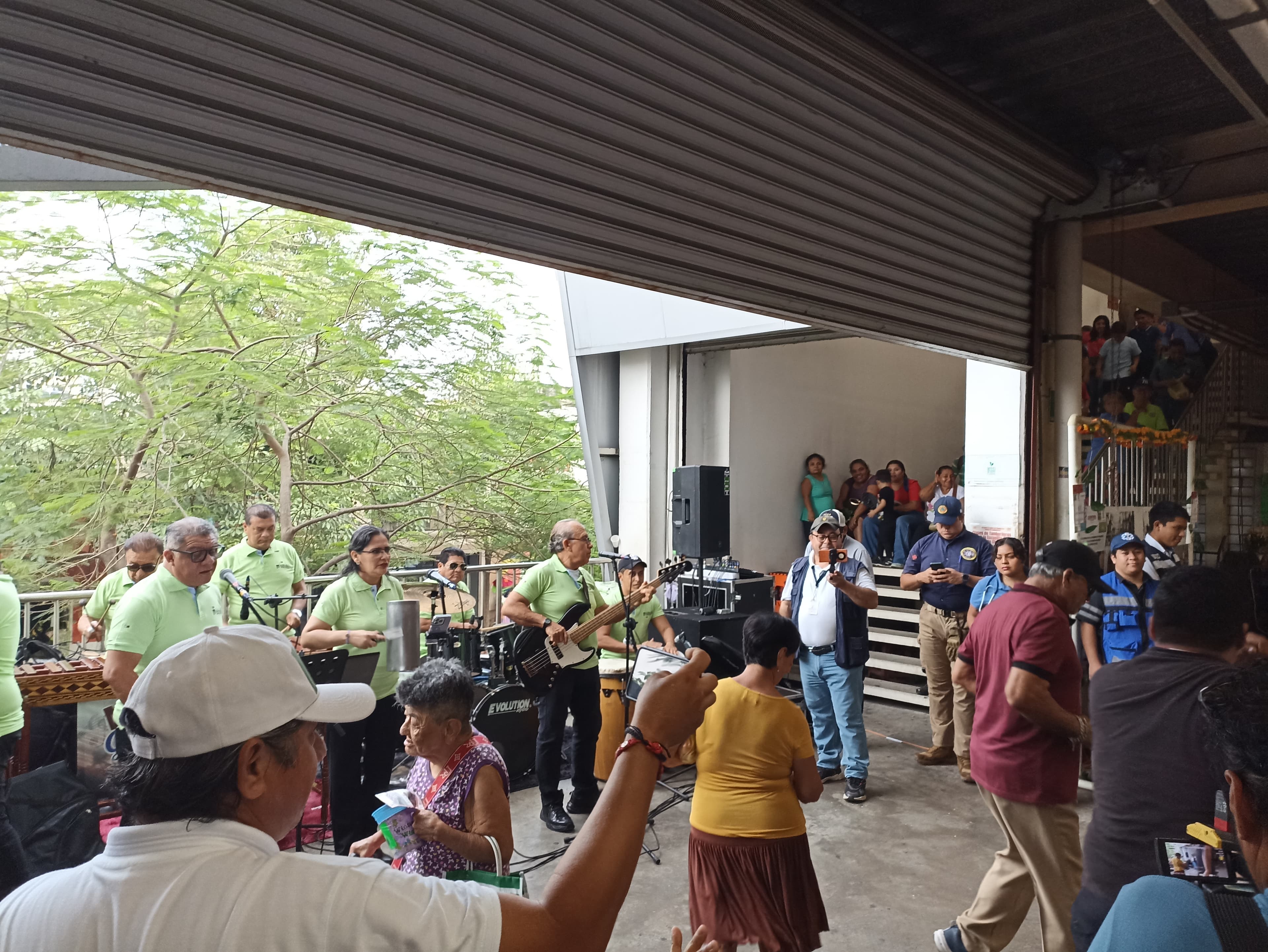 Celebran 63 años del Mercado "con olor a pan de huevo"