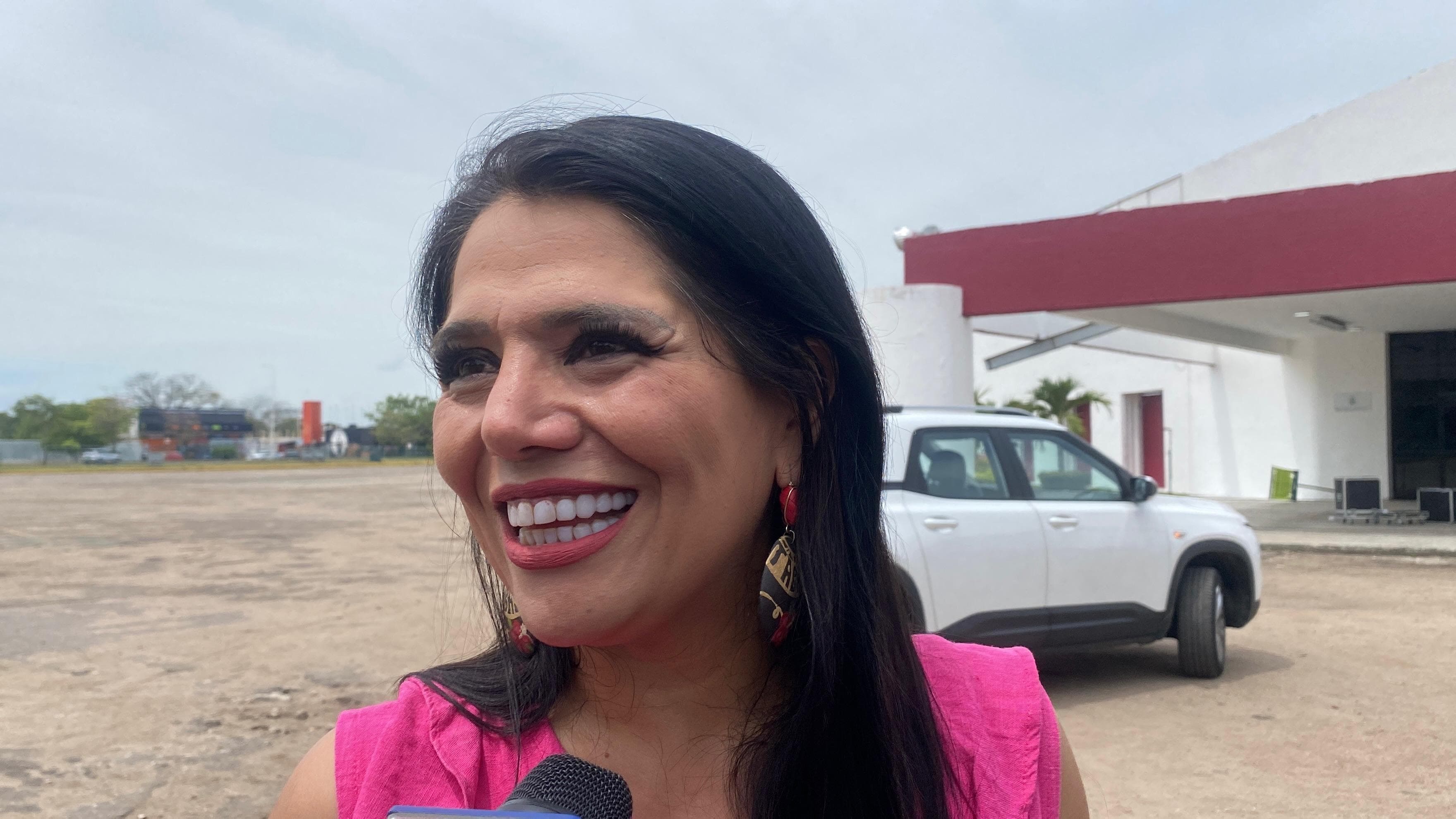 Llama turismo a porras a respetar a embajadoras