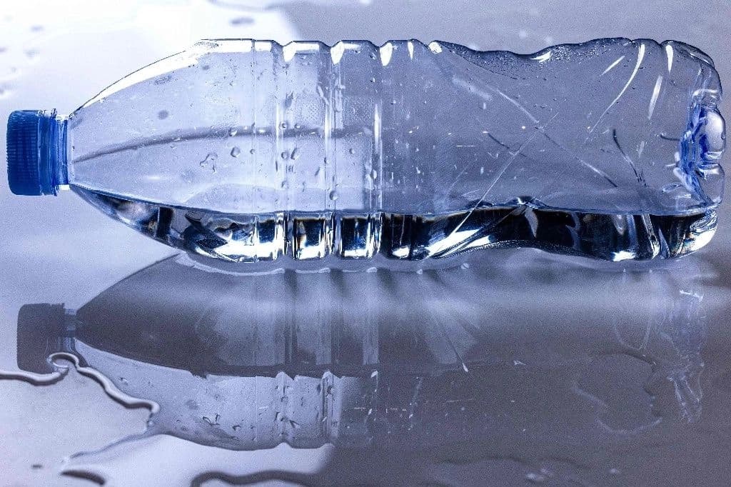Hallan más microplásticos en botellas de vidrio que en las de plástico