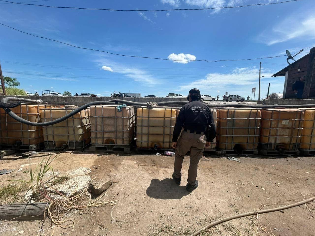 FGR decomisa huachicol en 24 contenedores en Cárdenas 