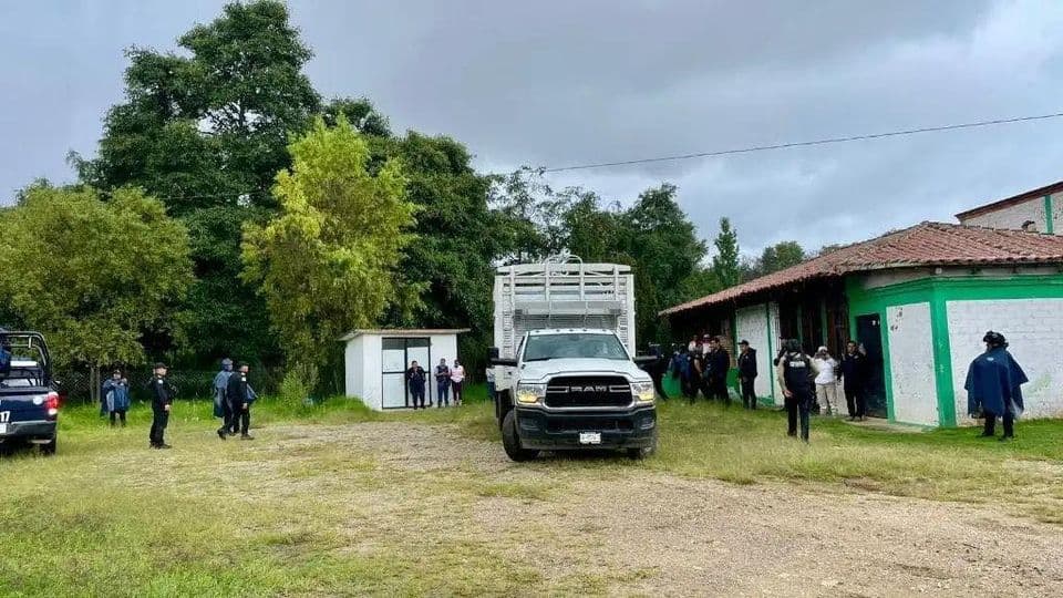 Rescatan a pobladores refugiados en Tzanembolom