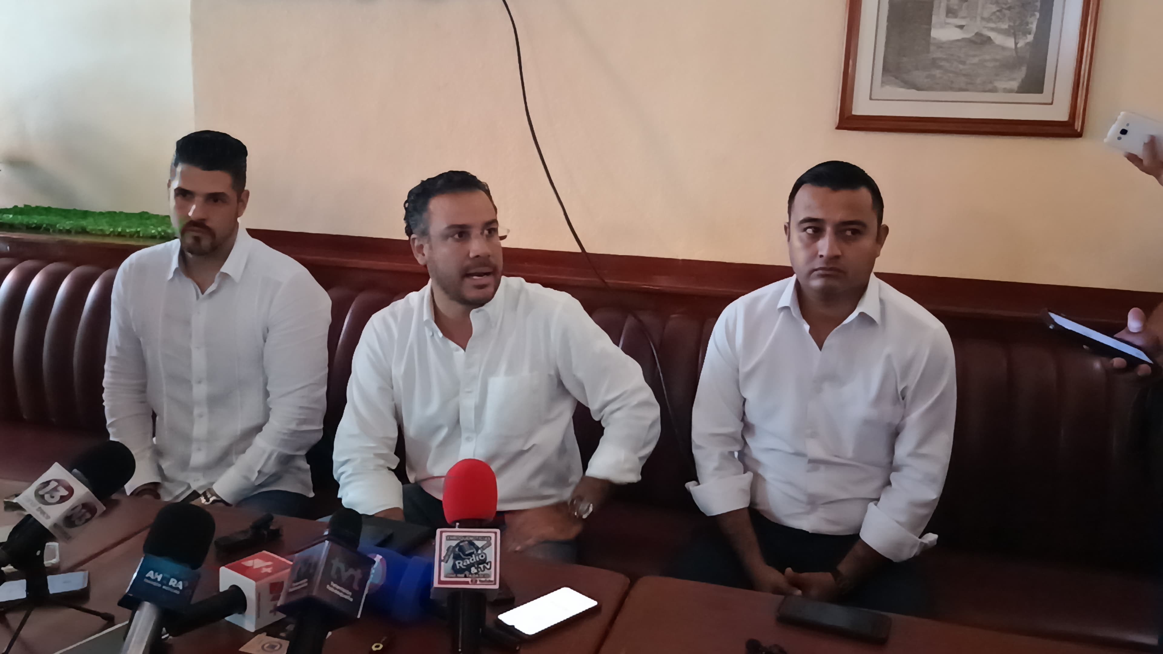 Paralizan transporte; gobierno debe 35 mdp