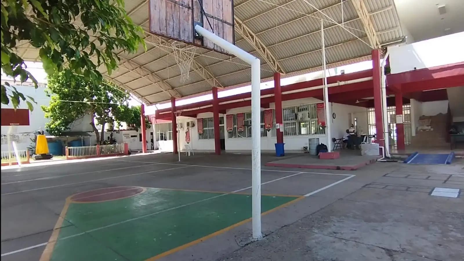 Ante falta de alumnos, maestros regalan uniformes 