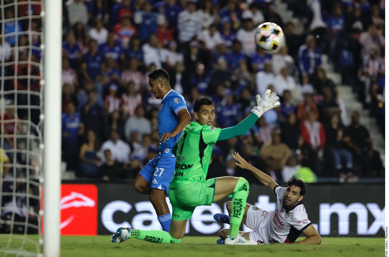 Se afianza Cruz Azul como líder al vencer a Chivas 