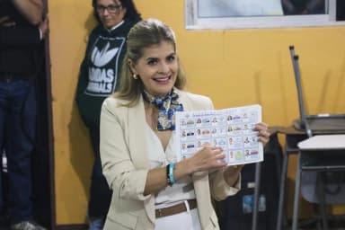 ImagenAvanza derecha en Centroamérica, Laura Fernández gana en Costa Rica 