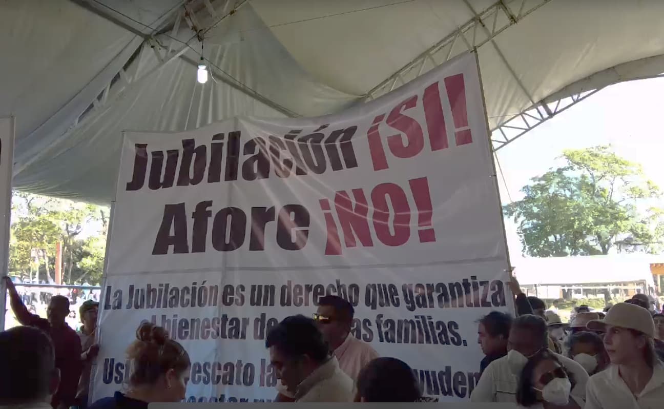 Estrenan malecones con protestas