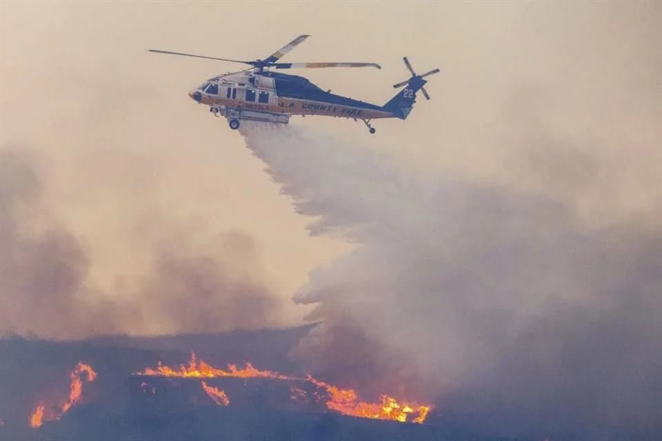 Evacúan de LA a 50 mil personas por nuevos incendios