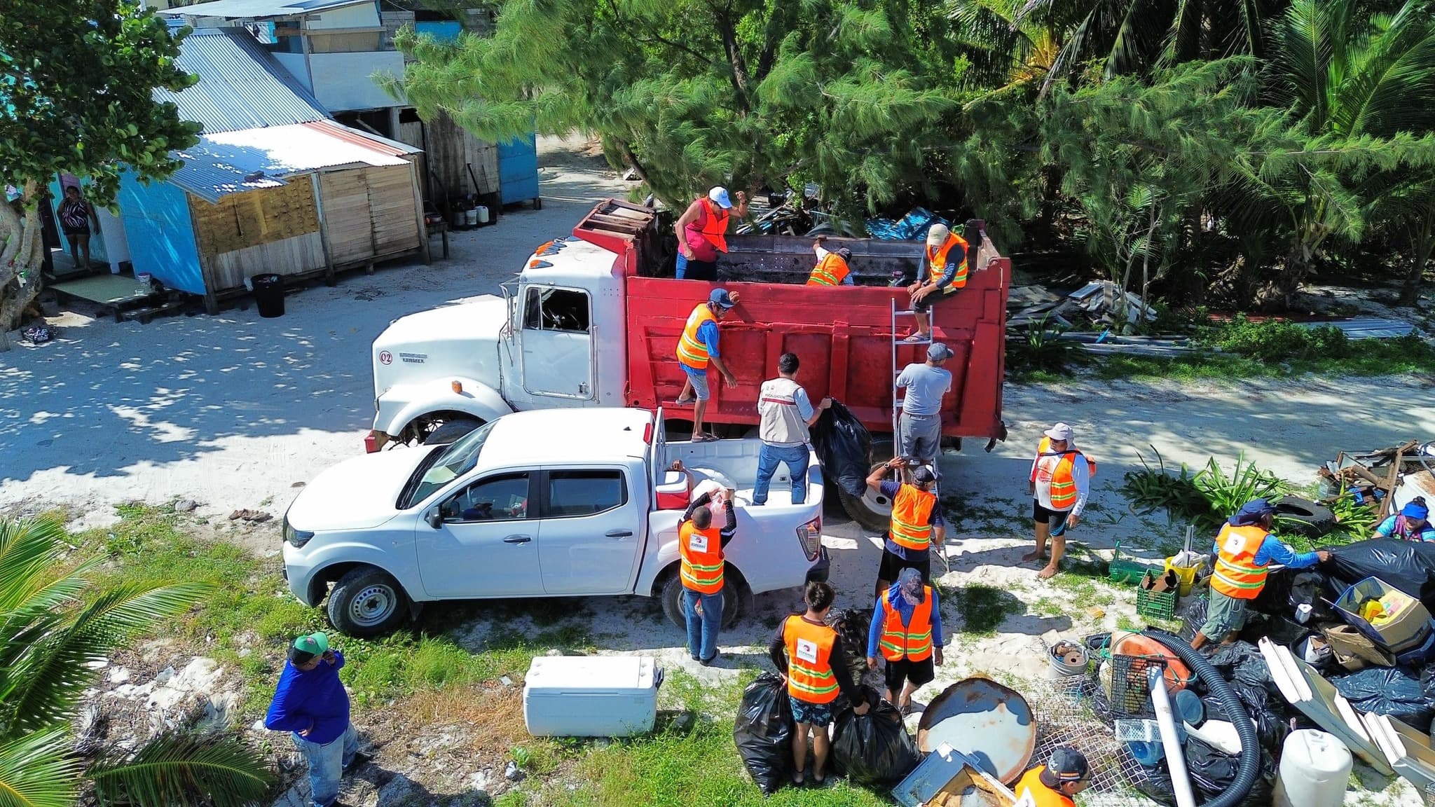 Retiran más de 50 toneladas de basura en playas de riviera maya