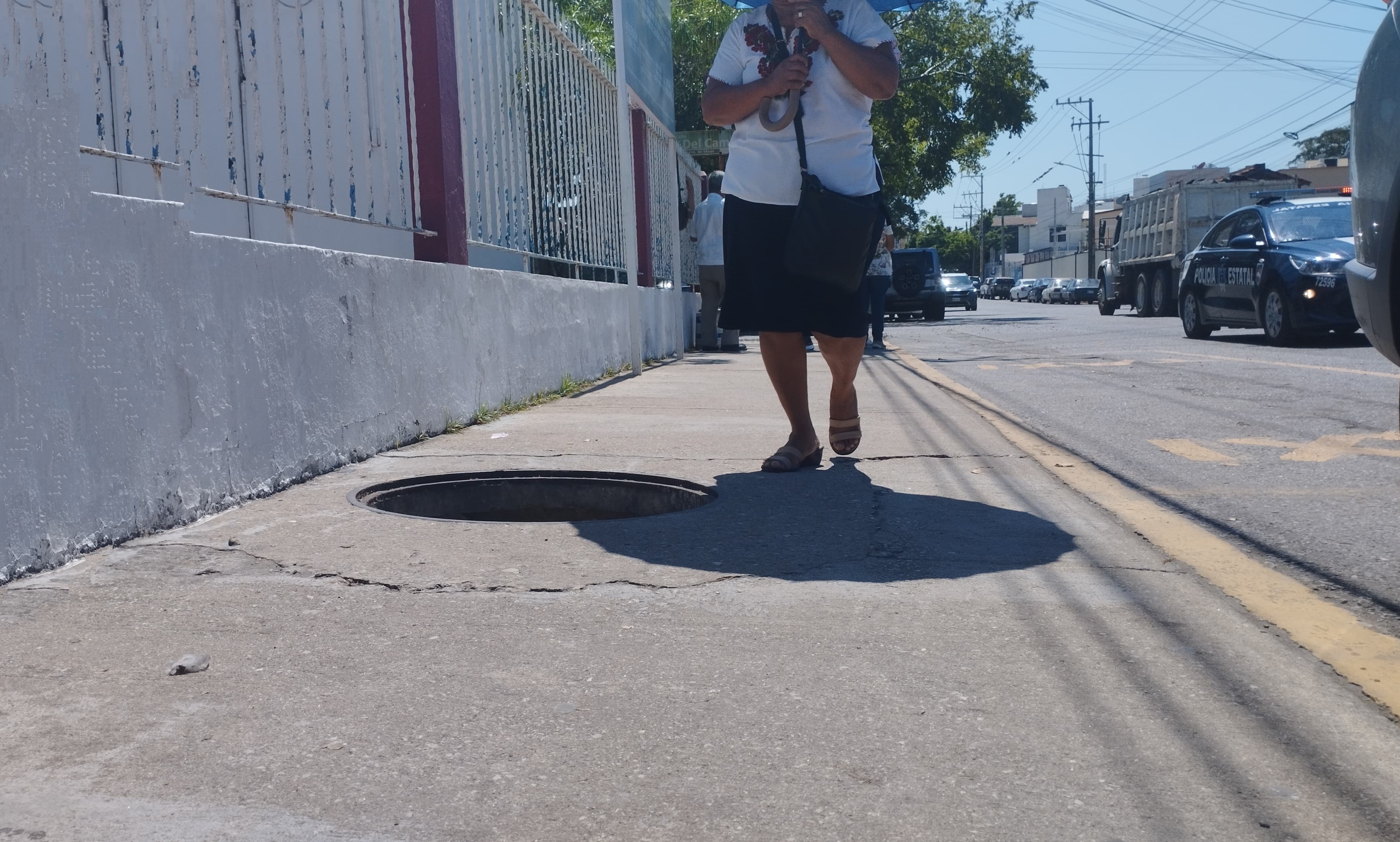 Denuncian riesgo por alcantarillas junto a jardín de niños