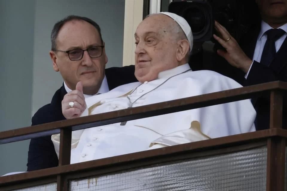 Reaparece en público Papa Francisco; es dado de alta del hospital