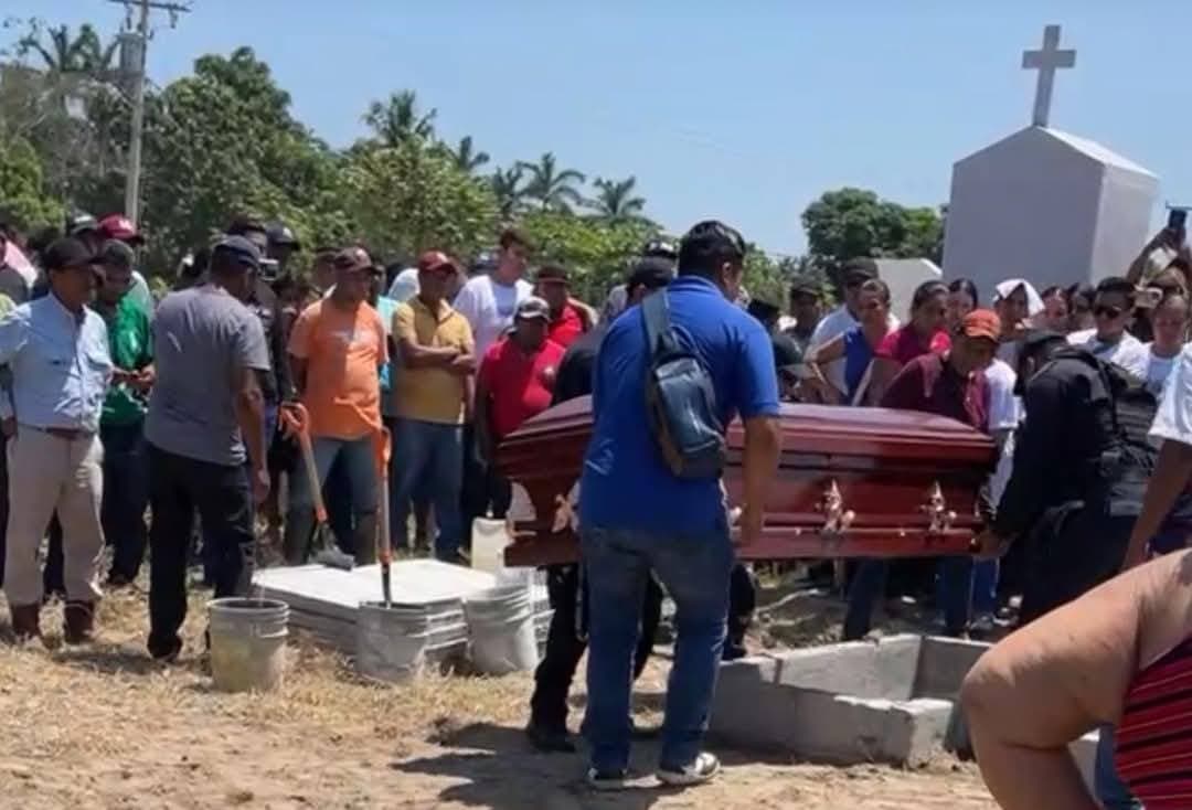 Entre llanto y dolor sepultan a policías asesinados en Paraíso 