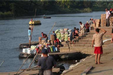 ImagenBaja el flujo de mercancías en el río Suchiate