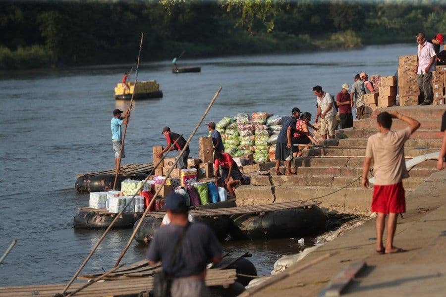 Baja el flujo de mercancías en el río Suchiate