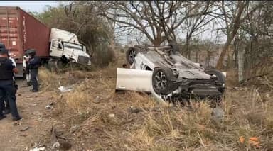 ImagenTráiler golpea camioneta, cinco personas lesionadas