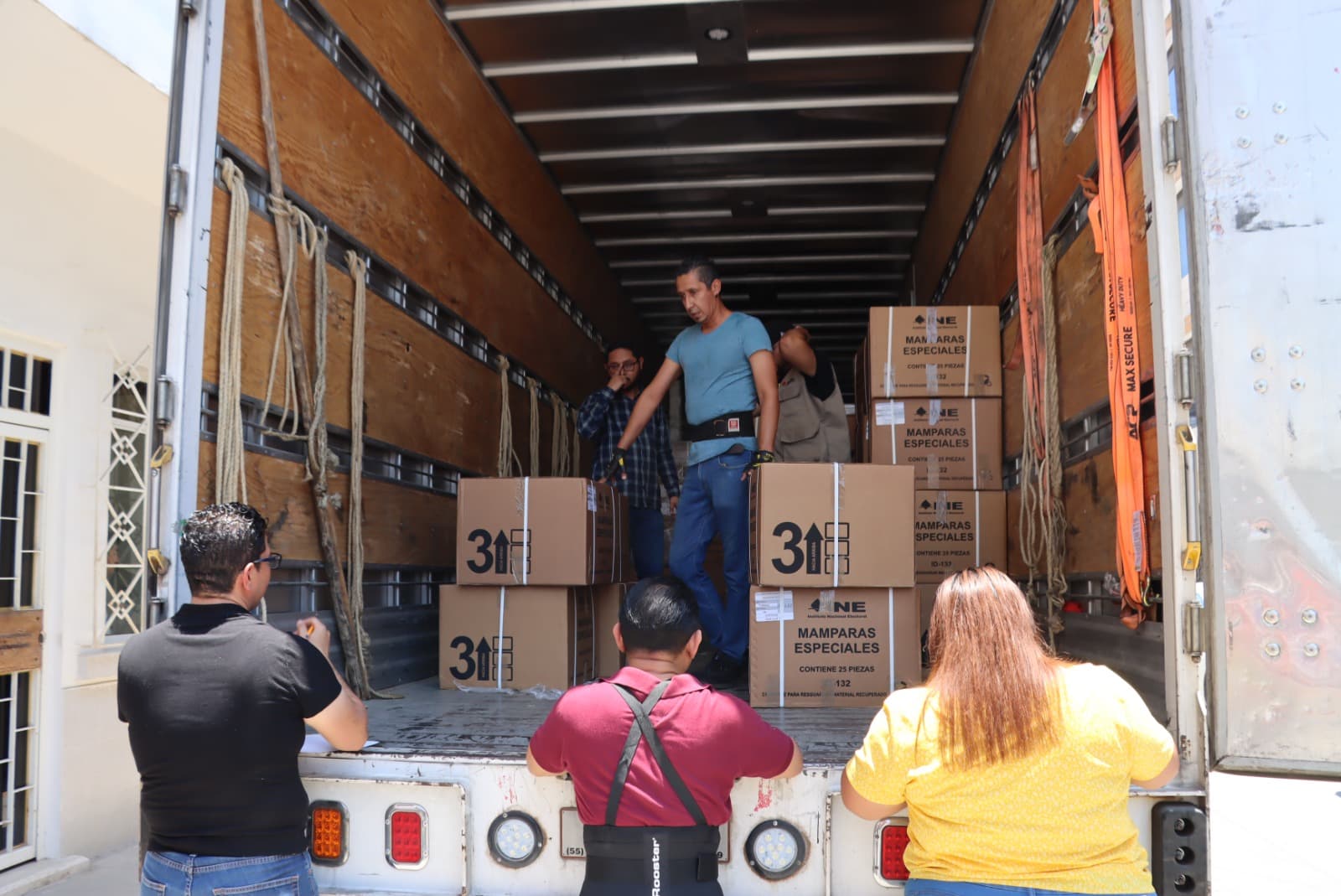 Llegan a Tabasco 8 toneladas de papelería para elección judicial