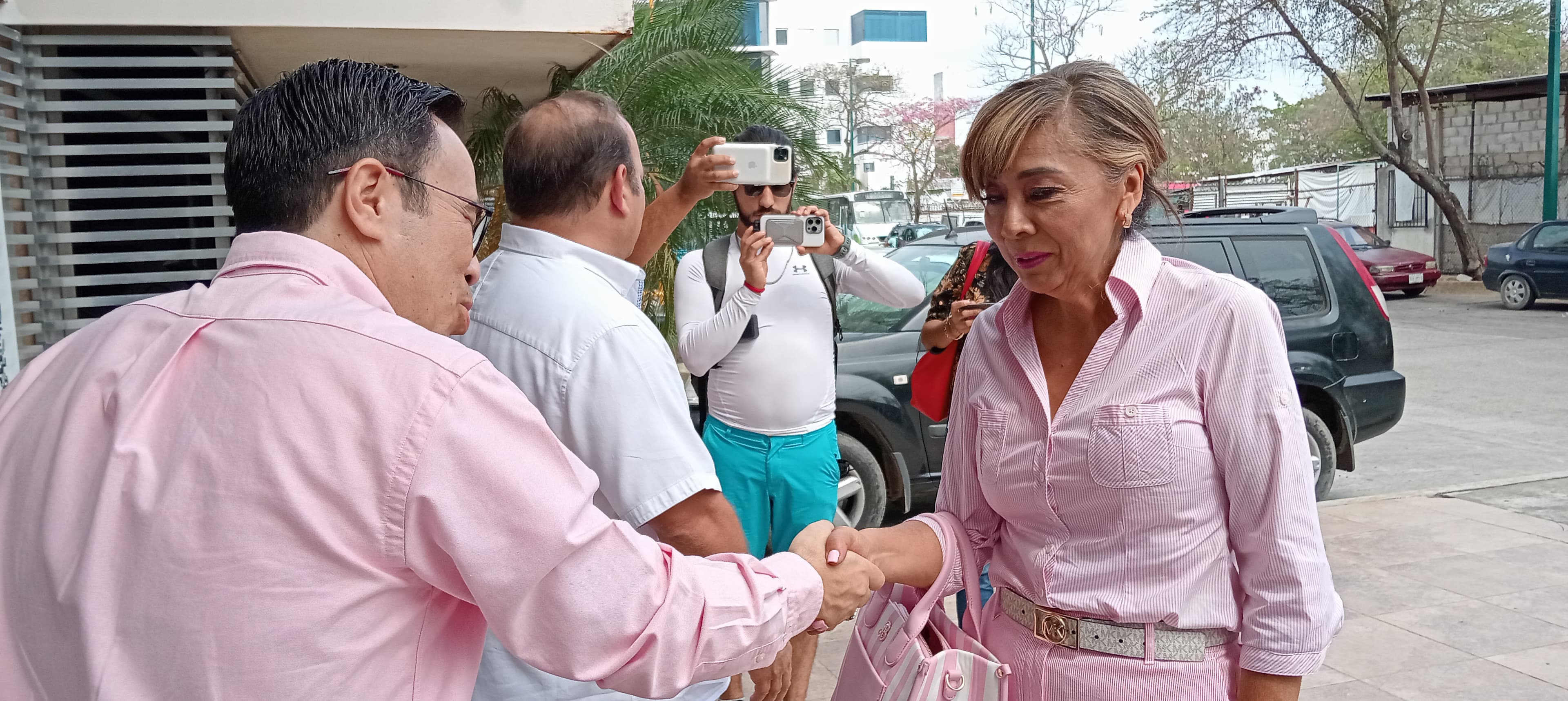 Javier May, hace campaña corporativista