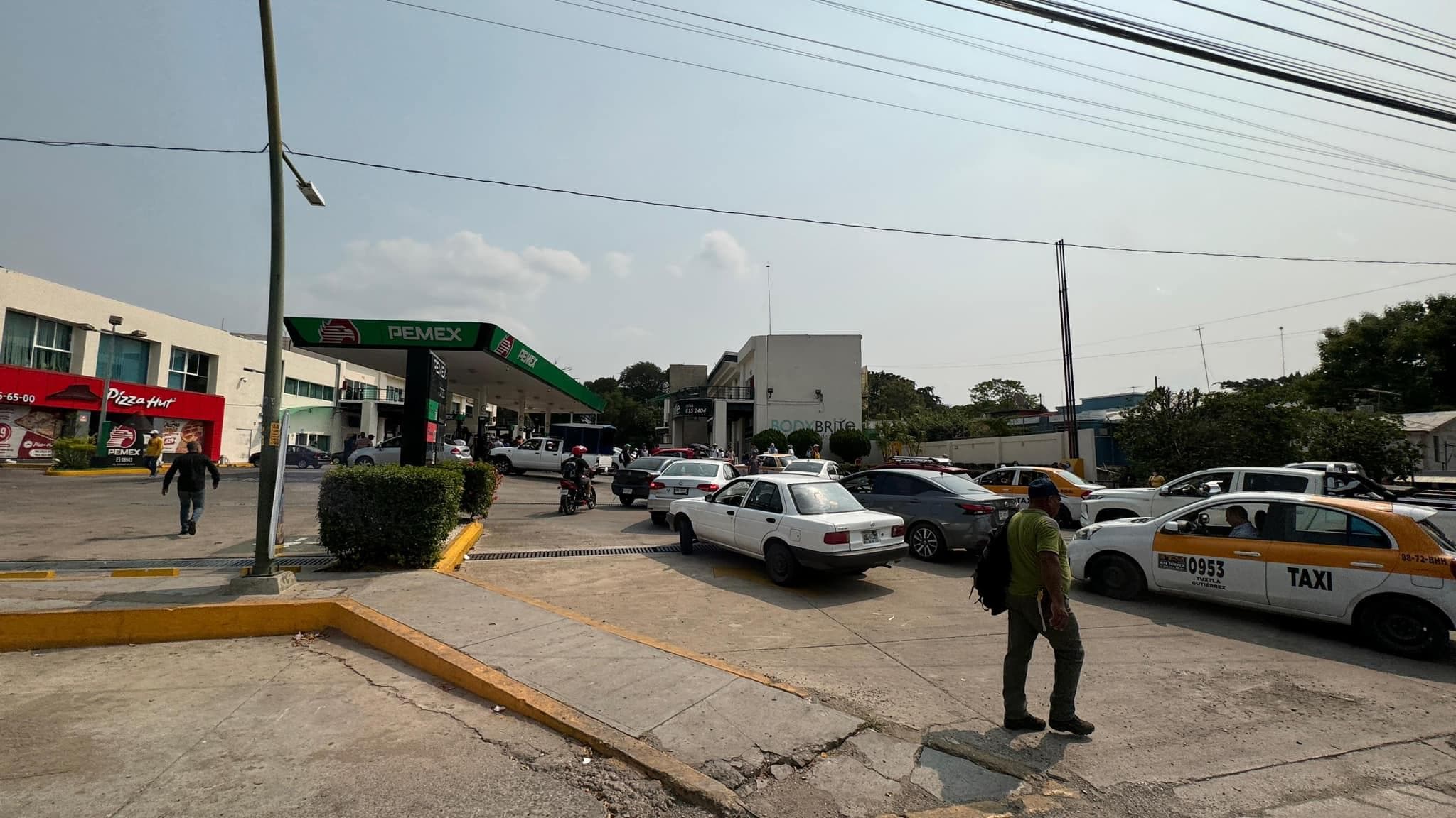 Regalan maestros de la SNTE-CNTE gasolina en Chiapas