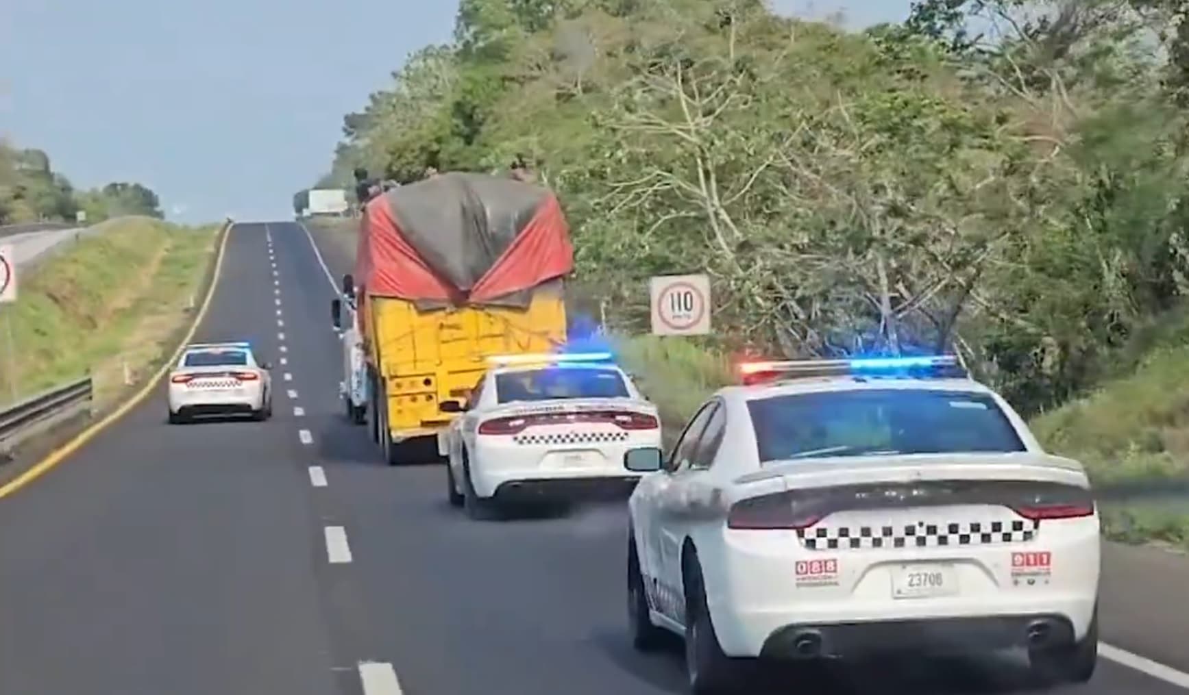 Rescatan a 88 migrantes, abandonados en tractocamión y lancha