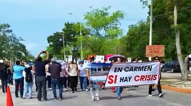 ImagenMarchan proveedores por impagos de Pemex en Campeche 