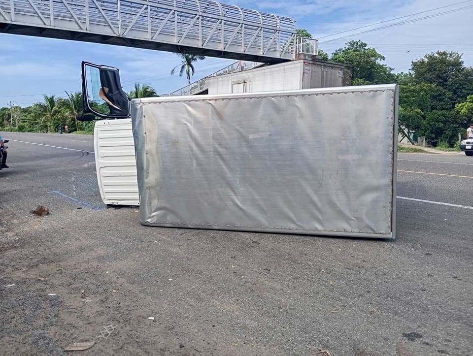 Aumentan accidentes por baches en vía Villahermosa-Cd. del Carmen 