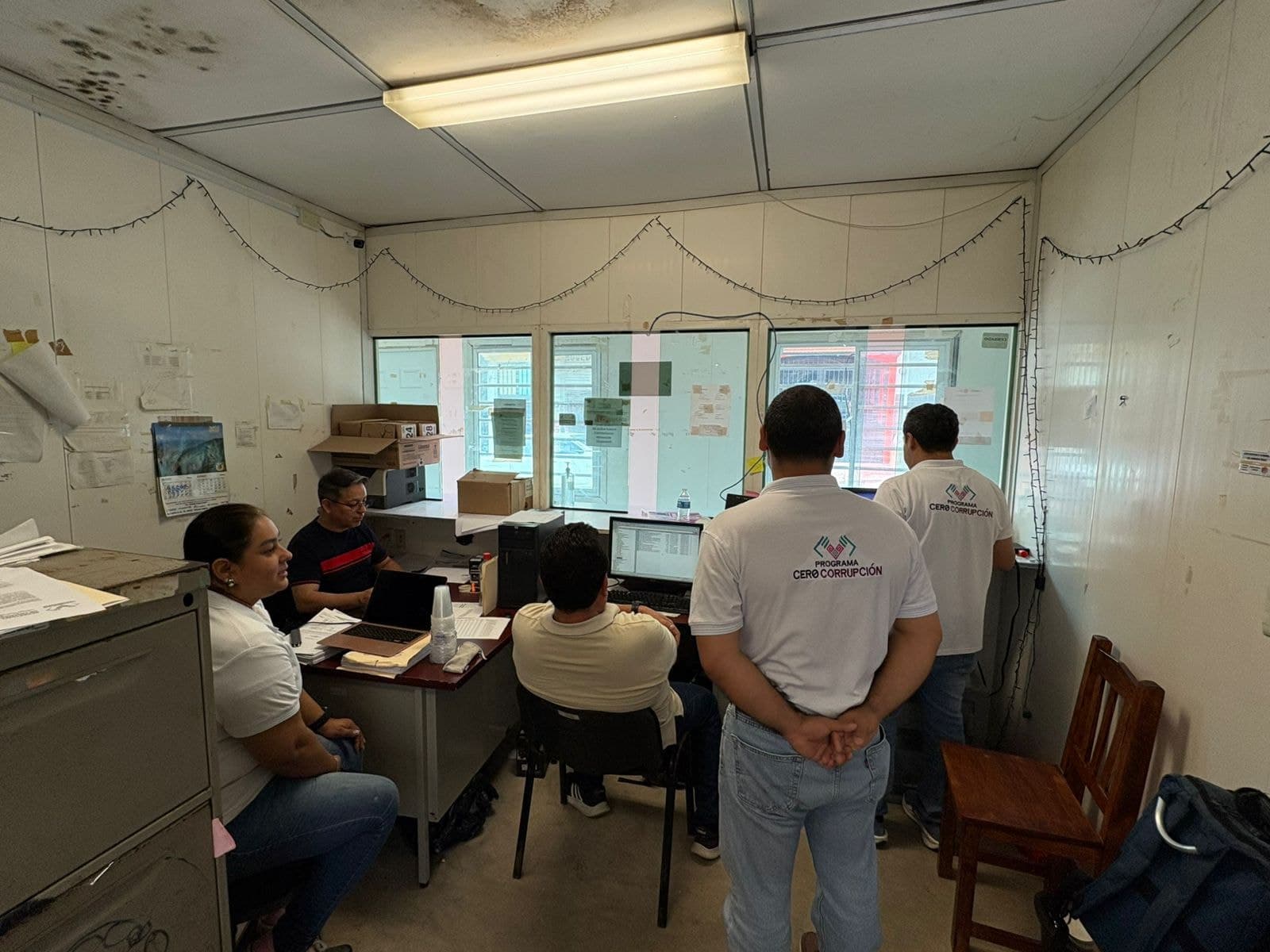 Gestores hacen negocio afuera de Finanzas en Comitán Chiapas