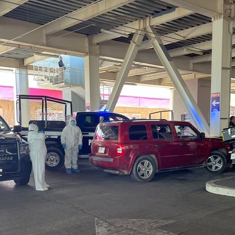 Hallan cuerpos sin vida en plaza comercial 