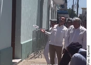 ImagenA botellazos de agua y gritos reciben a Obrador en Veracruz