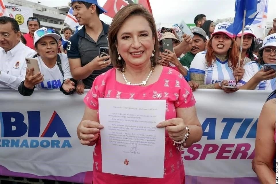 Firma Xóchitl con sangre bajar pensión a los 60 años 