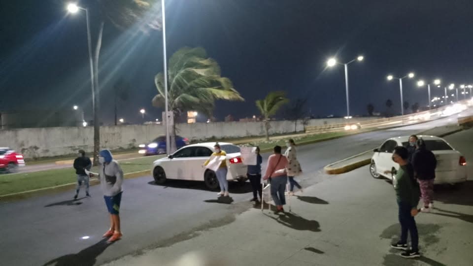 Bloquean veracruzanos avenidas por falta de luz 