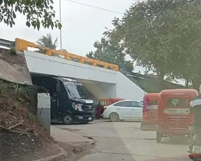 Se queda atorado camión de la SSPC