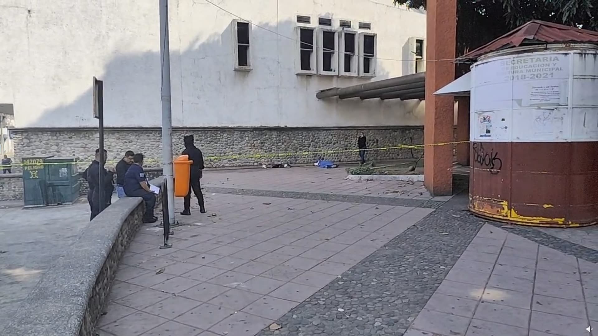 Migrante sin vida en el parque Bicentenario de Tapachula