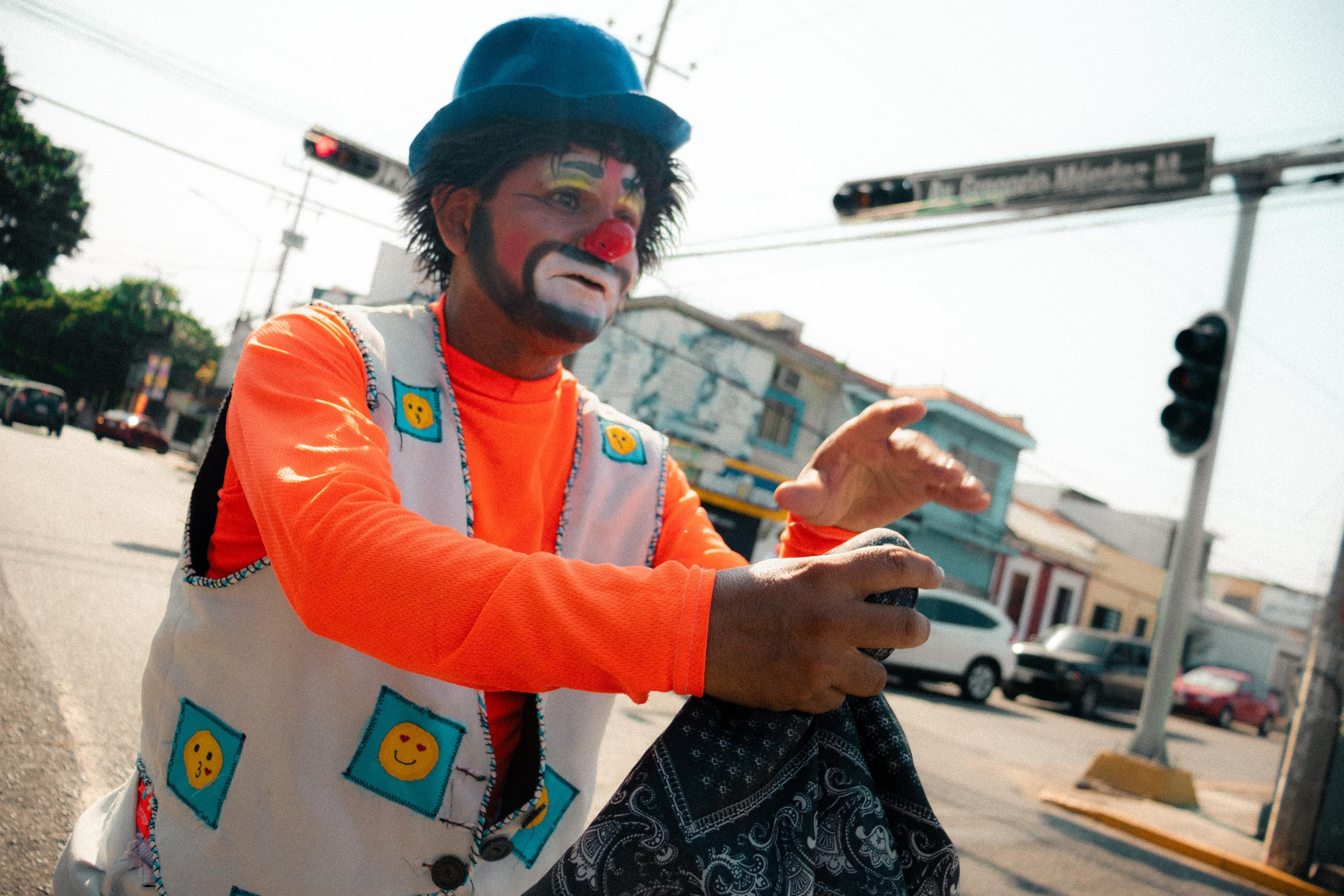 Chicharrín dejó pala y cincel para alegrar a niños 