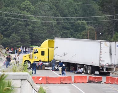 ImagenMagisterio bloquea carretera San Cristóbal-Tuxtla Gutiérrez