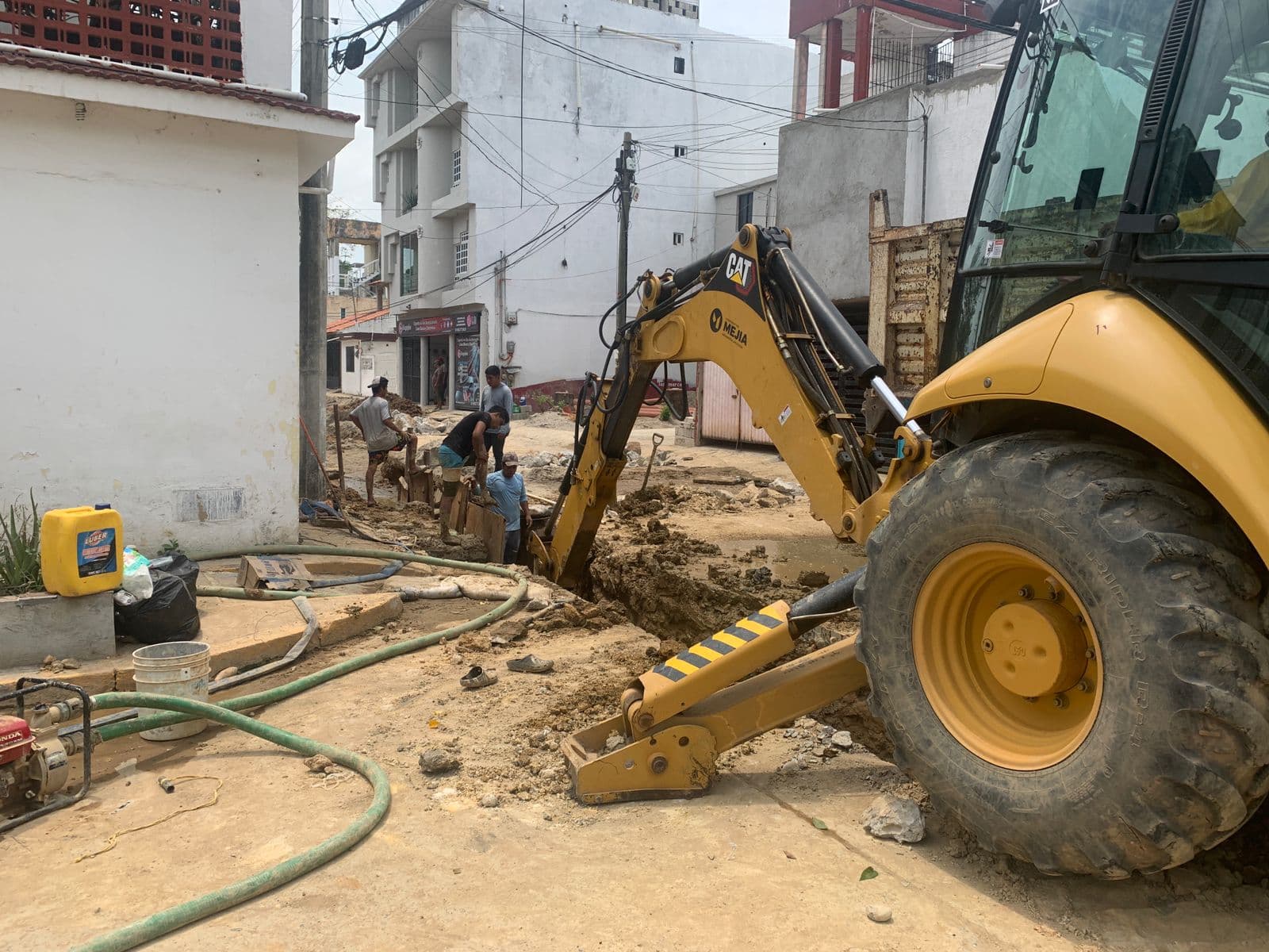 Sustituyen viejas tuberías en Villa Los Arcos