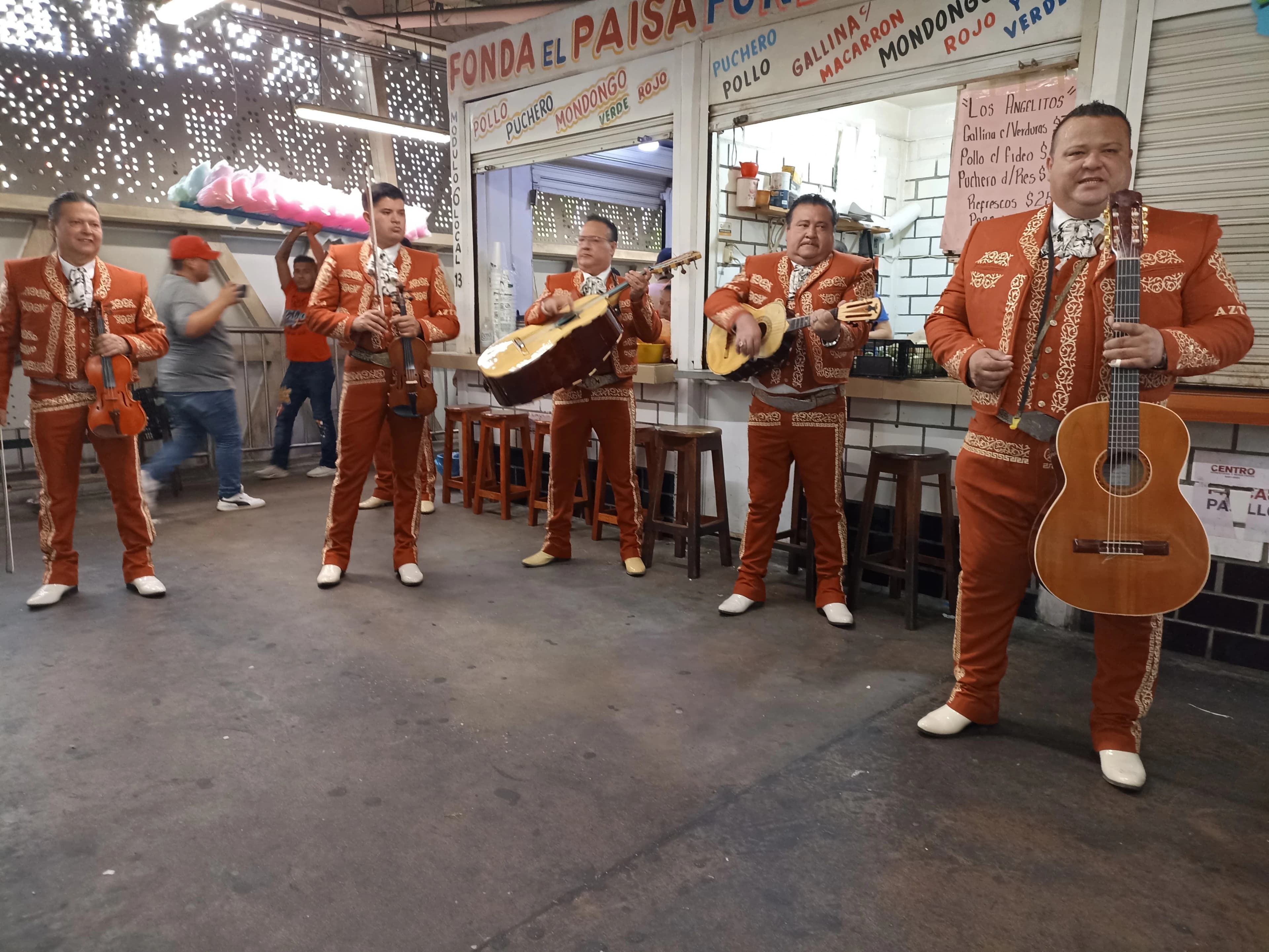 Al ritmo de mariachis, festejan en mercados cumpleaños de Villahermosa
