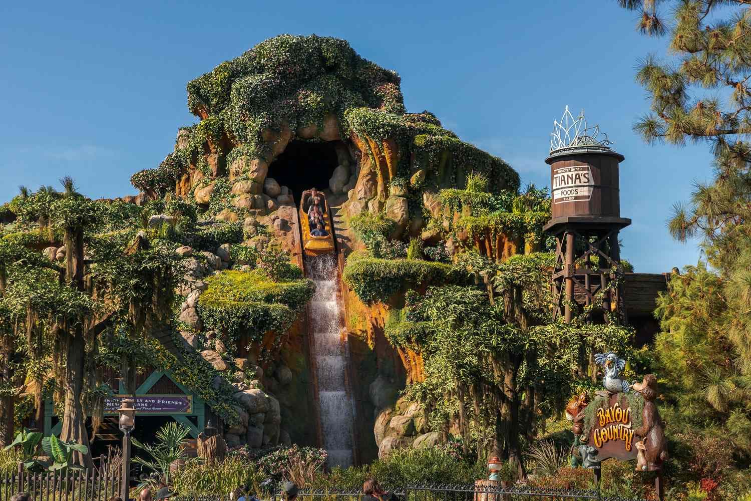 Cae adolescente de juego en Disneyland