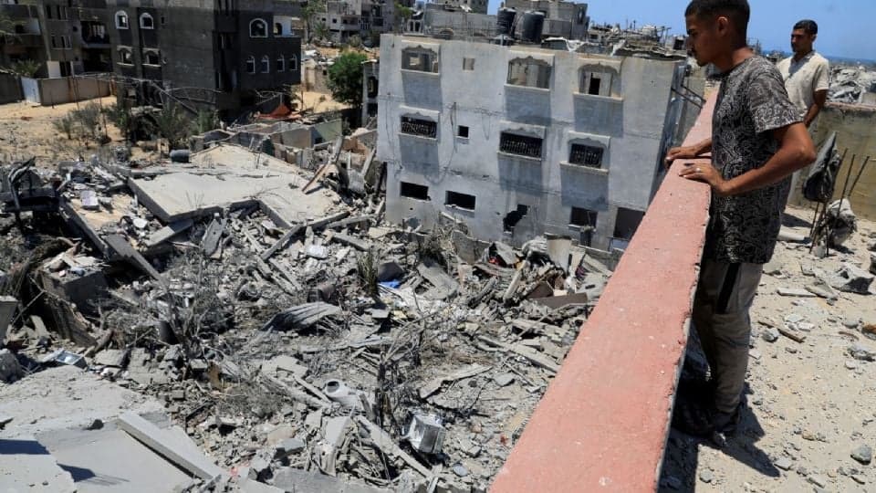 Bombardeo israelí mata a periodista embarazada y a su familia