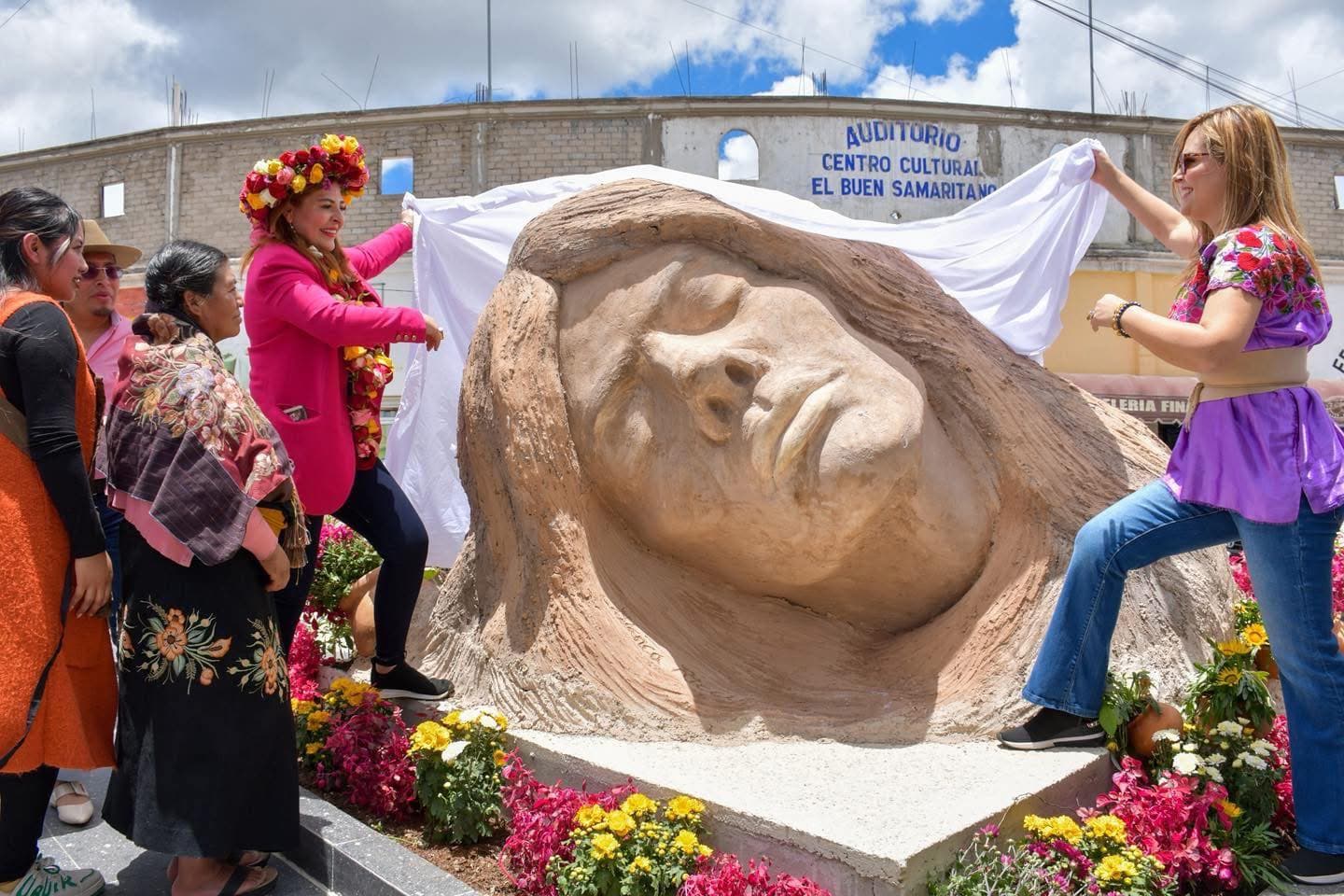 Escultura en San Cristóbal desata burlas en redes sociales