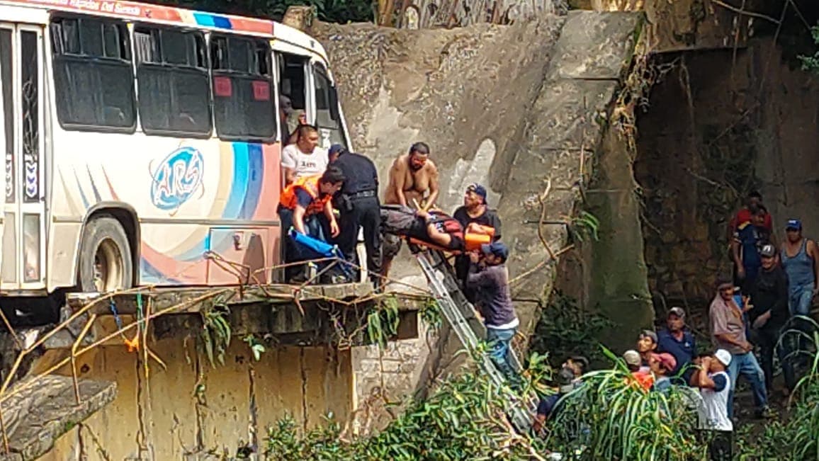 Un muerto y 6 heridos tras caída de puente en Omealca