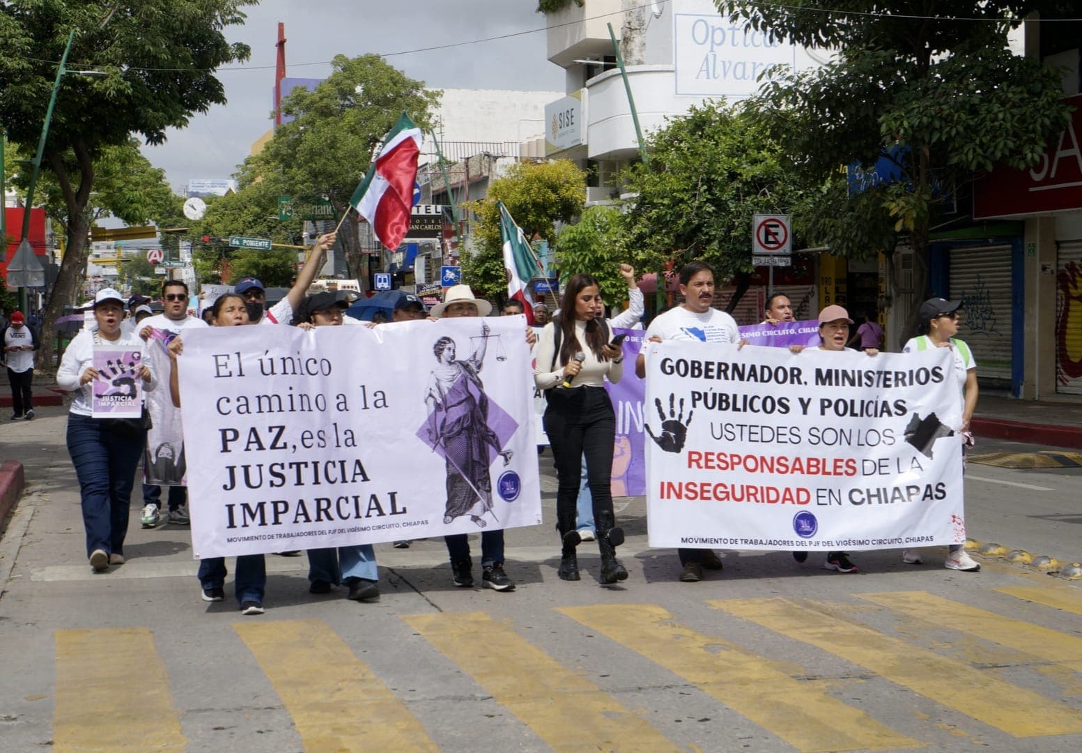 Marcha trabajadores del poder judicial tras informe del gobernador en Chiapas