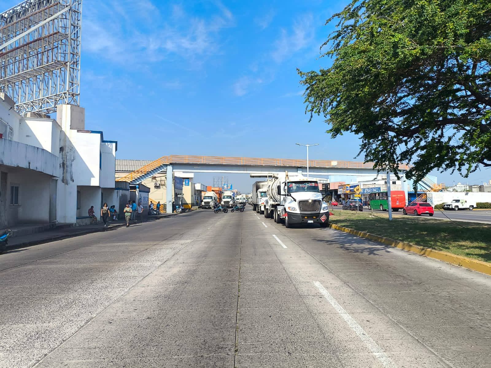 Dejan seis meses sin luz escuela, padres bloquean 