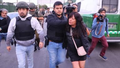 ImagenMujer roba arma y dispara 