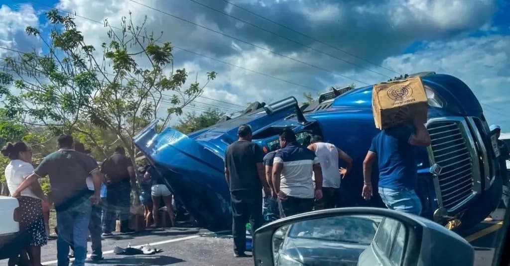 Vuelca tráiler en Centla, rapiñan su carga de cerveza