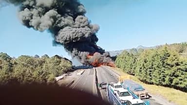 ImagenVuelca y explota pipa en autopista Perote – Xalapa 