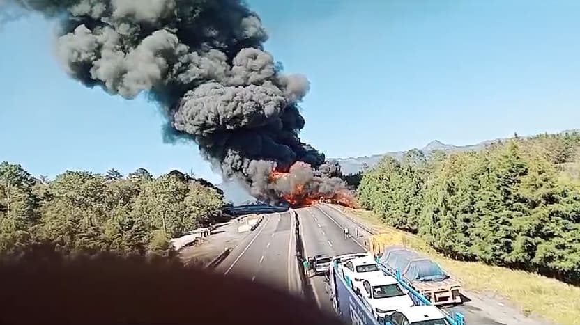 Vuelca y explota pipa en autopista Perote – Xalapa 