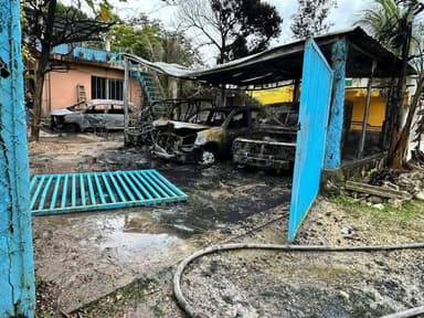 ImagenFuego consume vivienda y 4 vehículos; se presume ataque incendiario