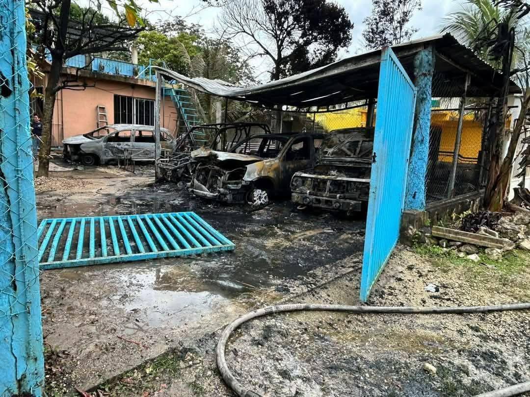 Fuego consume vivienda y 4 vehículos; se presume ataque incendiario