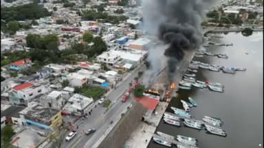 ImagenSe incendian palapas de la pescadería '7 de agosto' en Campeche