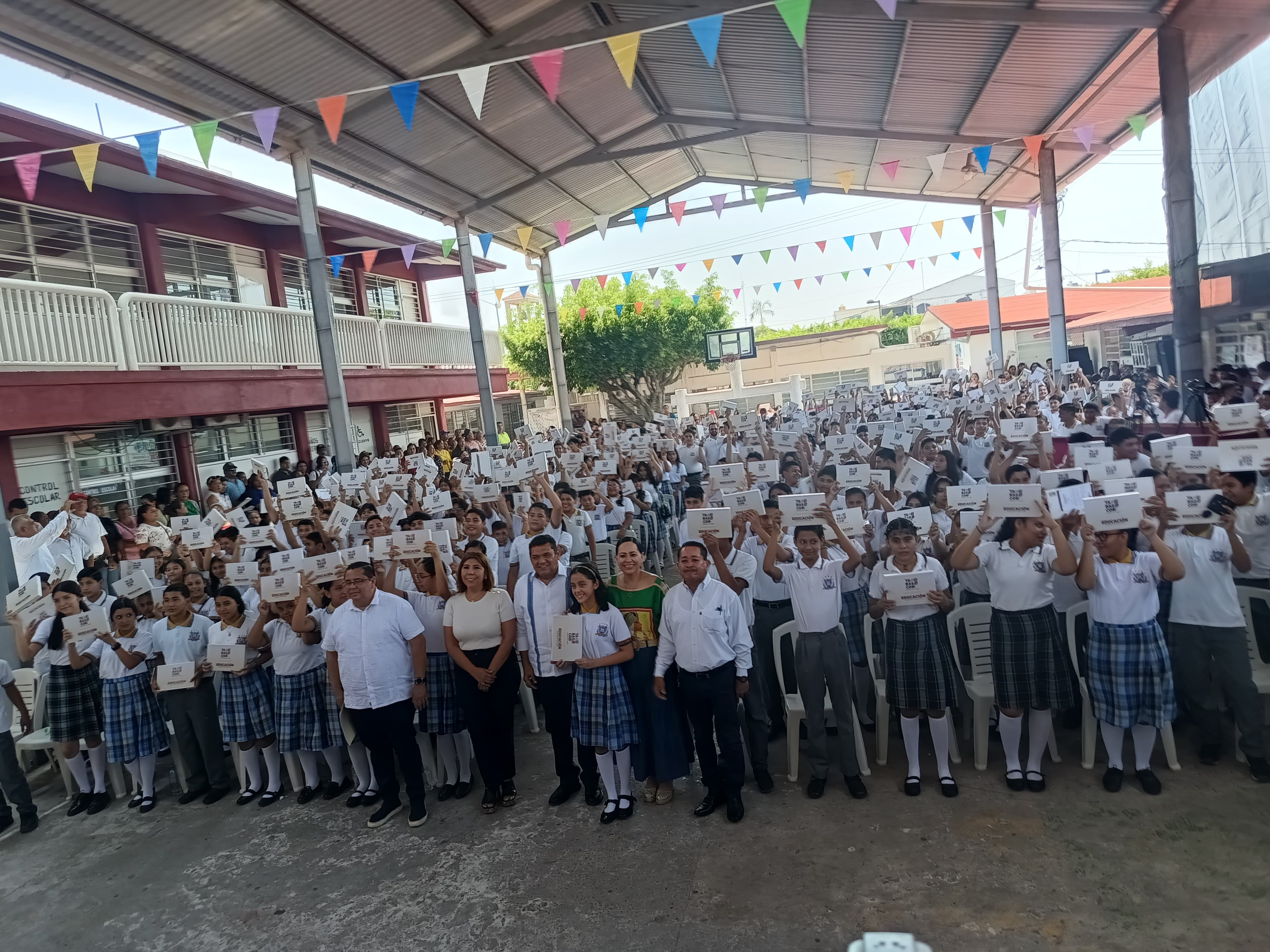 Inicia entrega de tabletas electrónicas a estudiantes tabasqueños